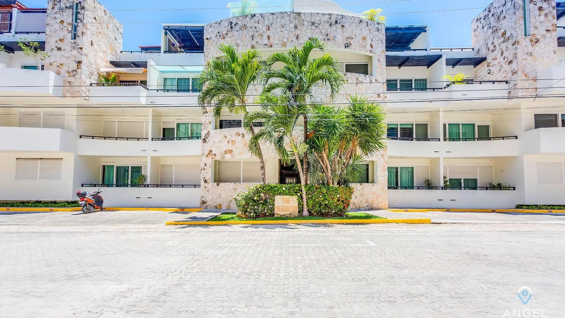 New Tropical Vibe Condo With Roof Pool Beach 3 Blks Playa del Carmen