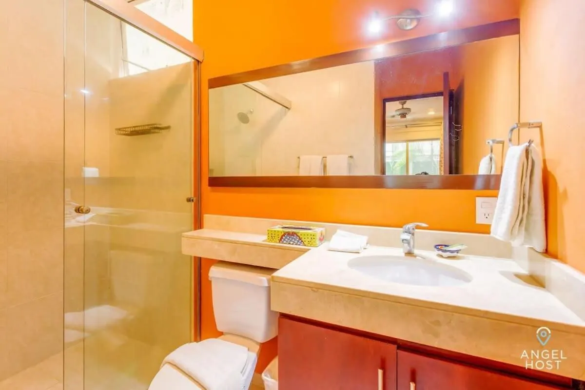 New Tropical Vibe Condo With Roof Pool Beach 3 Blks Playa del Carmen Casa de Férias
